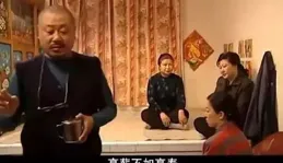 開心一刻：要不然我來掏錢吧，於是順手把手伸進了他的口袋！