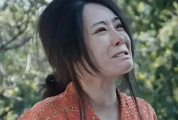 甘肅母親癡傻25年，想起在上海有600平別墅，兒女找過去後楞住了