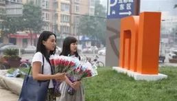 張偉榮歸故裏！領導迎接美女送花，村民淚目夾道歡迎，父親現身！