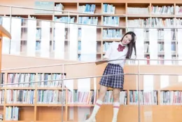 金屬書櫃和實木書櫃哪個好？材質選擇與家居搭配指南