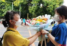 2025年高考結束 家長捧鮮花迎考生