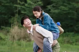 「賭王千金」何超蓮出行西安，陣仗令人側目，四個保鏢隨行保護！
