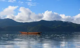 與己相伴，向詩與遠方