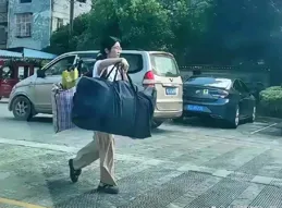 扁擔姑娘感動全網！當地教育局啟動專項幫扶？網友：學費有著落了