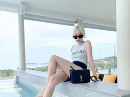 白色背心與灰色開衫的組合，簡約又純粹！