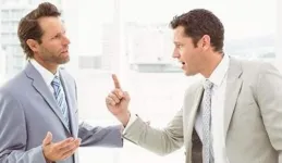 酒桌上，領導把酒潑在你臉上，你如何應對？