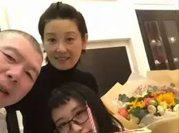馮小剛女兒高中畢業回國，19歲徐朵換發色變成熟，越長越像徐帆