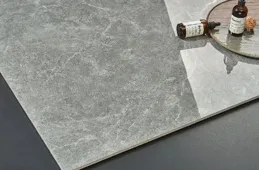 防曬又時髦，米色連帽防曬服與藍灰打底褲的完美組合！