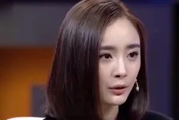 17歲楊冪被49歲成龍摟在懷裏，舉止親密，網友：整沒整容一目了然