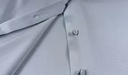 白色綢緞方領上衣：柔滑與復古的碰撞！