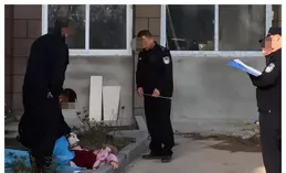 56歲女子在6樓家中偷情，怕被兒子發現，拉著床單下樓墜樓身亡