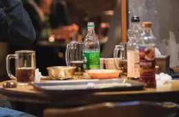 37歲韋雪與23歲小男友分手，終於明白王思聰那句話：原來，她真的沒為男人掉過眼淚！