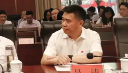 58歲李若彤逛上海夜市，皮膚緊致好似大學生，吃肉串滿嘴油接地氣