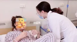 高考後的「怪現象」！醫院裏圍滿女高中生，家長卻排隊去民政局？