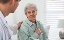 提醒父母：這4種病屬於「老年病」，無需過度治療，坦然接受