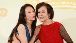 黃伊汶為70歲母親辦壽宴，9歲兒子上台發言敬酒，鄭希怡母女到場