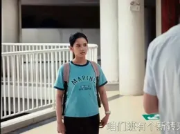 張婧儀圓領T恤翻車！168女神秒變小學生，大骨架女生破防