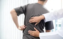 為什麽腰間盤突出的老人越來越多？醫生：日常少做4事，別不聽勸