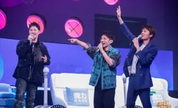 復古質感與休閑活力的碰撞：啡灰白三色穿搭解析！