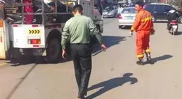 男子被困無人區路過男司機主動幫助提供三袋泡麵男子感動流淚