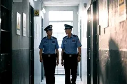 獄警掌控囚犯命運？高墻內的生存法則令人不寒而栗