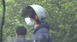 鮑喜順不聽醫生話堅持生子，16歲兒子身高驚人近1公尺9