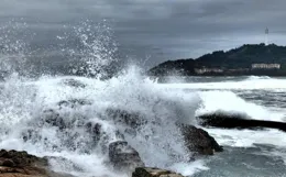 外出遇到台風天時，貼著墻根走不易被吹走？