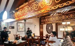 42歲韓雪大同被偶遇，穿「襯衫+闊腿褲」松弛大方，真人白到發光