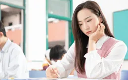 「接吻」時，女人有這個動作，不是拒絕你，而是認定你了