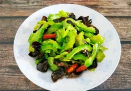 天氣炎熱沒胃口，試試這道苦瓜拌木耳，清涼開胃，好吃又下飯