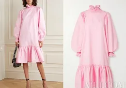 浪漫與優雅的疊韻交響：淡粉色多層連衣裙的春日穿搭美學！