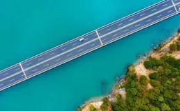 小白裙爛大街了，今年夏天「卡其裙」火出圈，輕松穿出時髦氣質