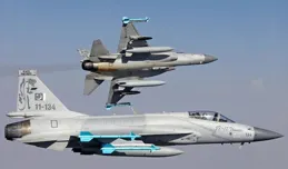 緬甸梟龍戰機被擊落，飛行員生死不明，美媒：或被中國造飛彈命中