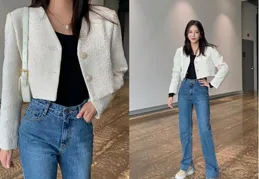 白色方領小香風上衣與小腳牛仔褲：在精致與率性間遊走的摩登敘事