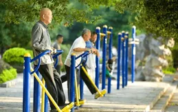 62歲大爺每天睡前搓腳心，3個月後體檢，醫生感嘆氣血好！