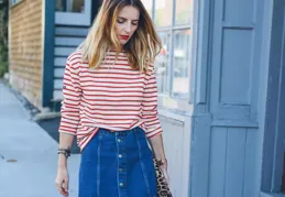淺藍條紋上衣+牛仔裙，打造清新時髦感！