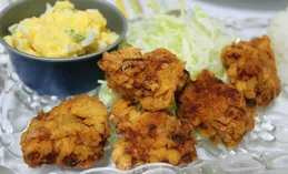 「午餐僅一塊炸雞，太少了」！日本福岡一小學回應「校餐寒酸」：一直這樣