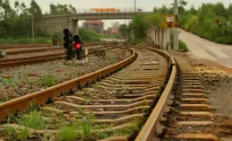 2小學生鐵軌擺石頭險致高鐵翻車