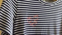 浪漫與酷感交織：藍色條紋花邊一字領上衣的時尚協奏曲！