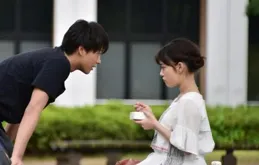 那年女同學給我介紹物件，我一個沒看上，那晚她坐床邊問：那我呢