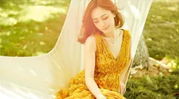 光腳領獎引發熱議，宋妍霏的灑脫，是真性情還是刻意行銷？