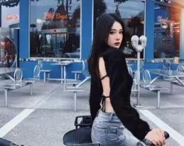 40+女神街頭驚艷，簡約長裙引熱議，優雅氣質惹人羨！