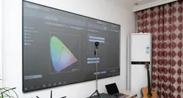 在安裝雷射電視、大尺寸電視、投影機時要考慮哪些因素，才能獲得最佳的觀看體驗？