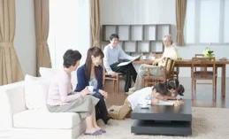 他坐在31樓外大哭，此時媽媽打來了電話……