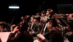 矛盾與和諧的時尚交響：解構黑紅棕撞色穿搭美學！