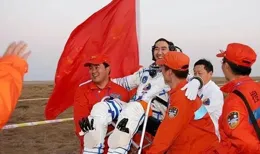 王亞平談返回艙降速感受：驚心動魄！出艙被擡著走，犧牲太多了