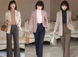 酷感與柔美交織，黑褲白衫經典款式，都市摩登穿搭藝術！