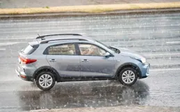 暴雨被困在車內，只需在車裏等救援人員就行？