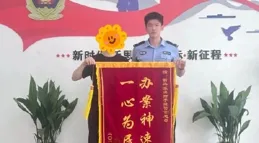 帥！00後民警沖上7樓踹門救人