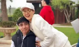 61歲範明現狀：與大6歲富婆妻子秀恩愛，住別墅曬花園，羨煞旁人